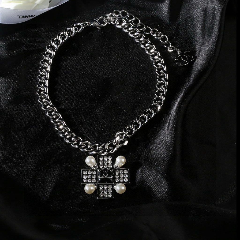 Pearl Pearl-Detail Pendant Necklace – Pearl Detail – Design 013 main product view