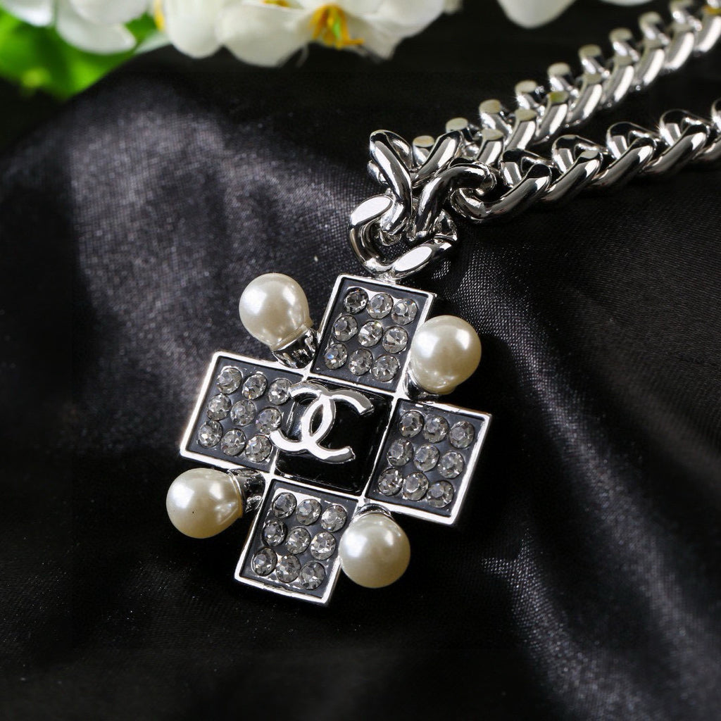 Pearl Pearl-Detail Pendant Necklace – Pearl Detail – Design 013 styled product view