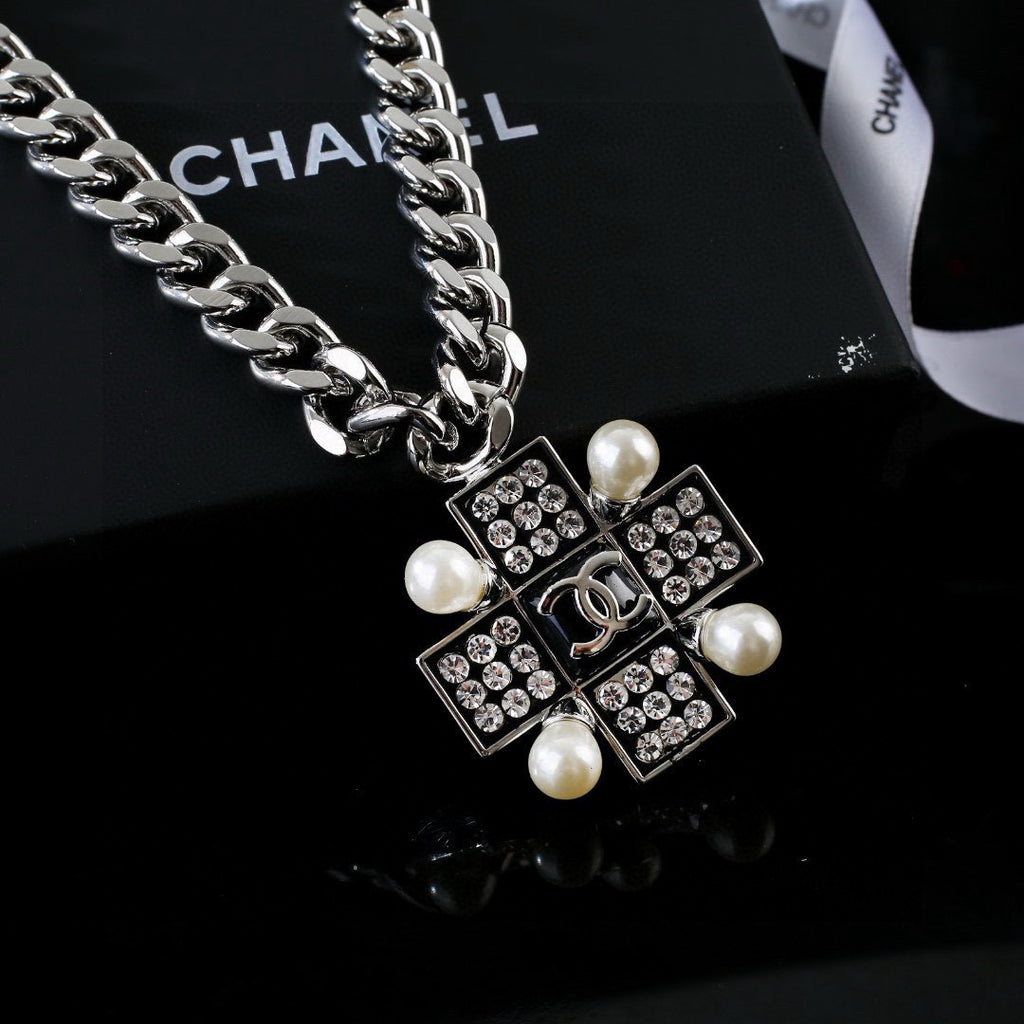 Pearl Pearl-Detail Pendant Necklace – Pearl Detail – Design 013 detail view