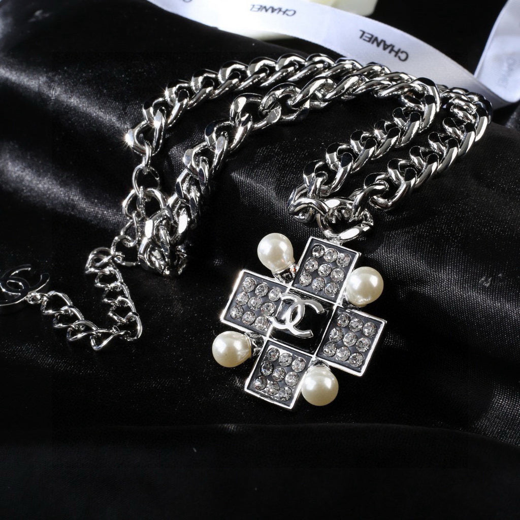 Pearl Pearl-Detail Pendant Necklace – Pearl Detail – Design 013 front product view