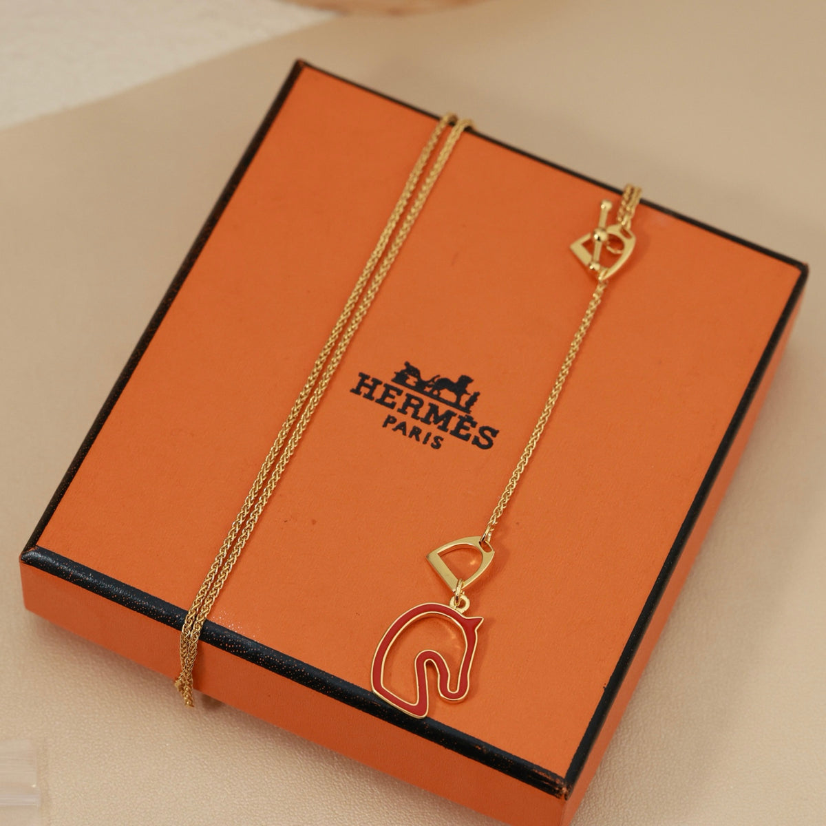 Horse Head Pendant Necklace in Rose-Gold-Tone – Rose Gold Detail – Design 003 side detail