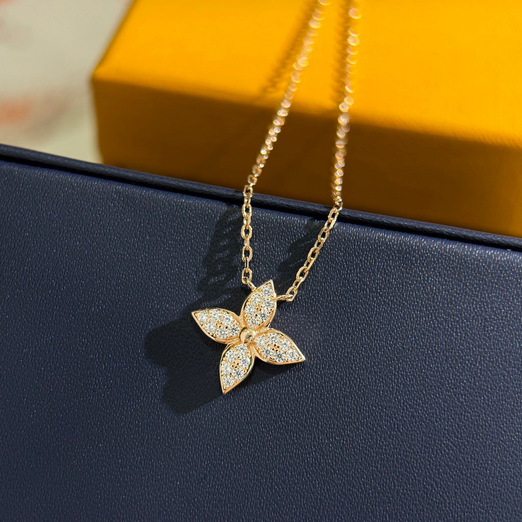 Clover Pendant Necklace in Polished Metal-Tone – Clover Detail – Design 002 close-up detail