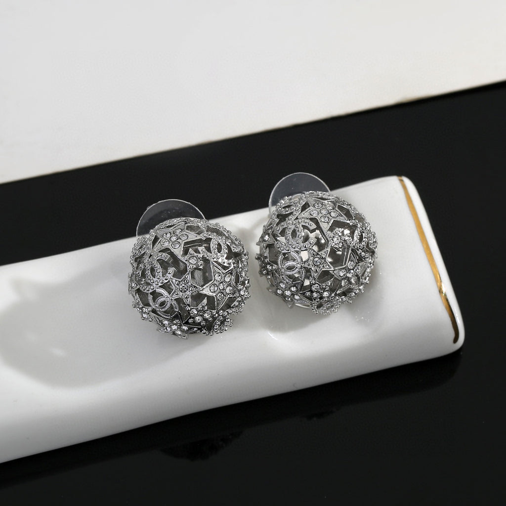Star Stud Earrings in Gold-Tone – Star Detail – Design 004 close-up detail