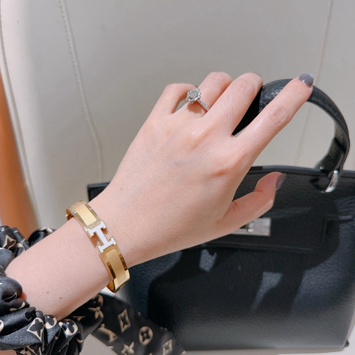 Horse Bangle in Gold-Tone – Design 017 close-up detail