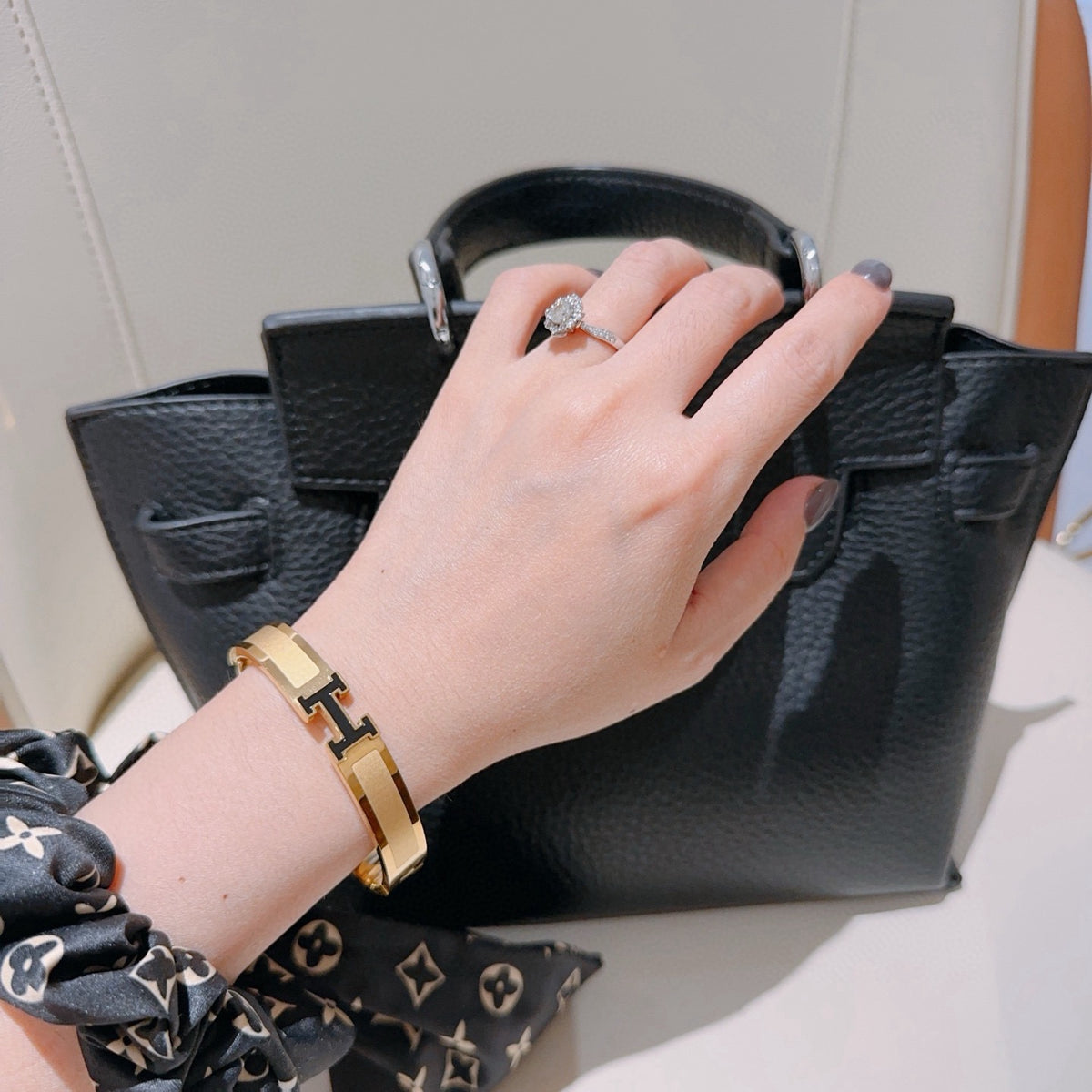 Horse Bangle in Gold-Tone – Design 016 detail view