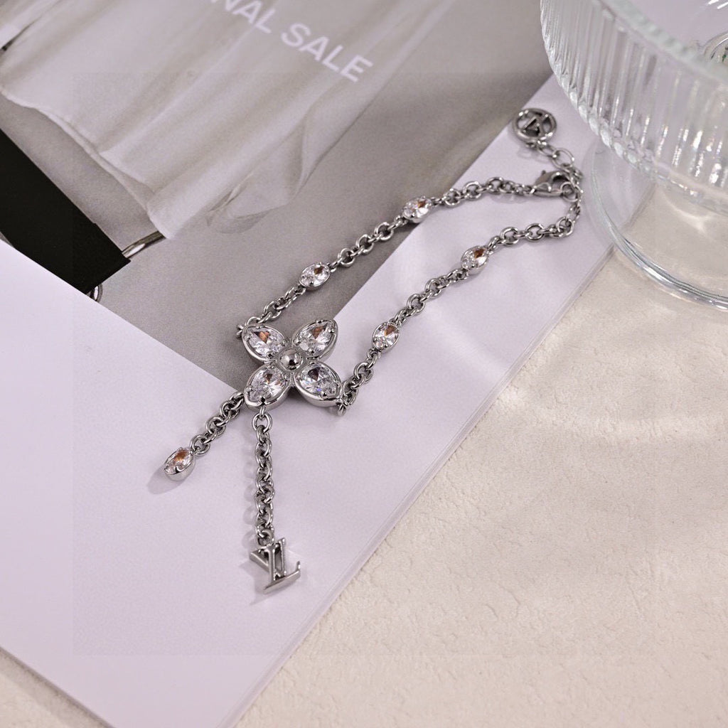 Clover Bracelet in Polished Metal-Tone – Clover Detail front product view