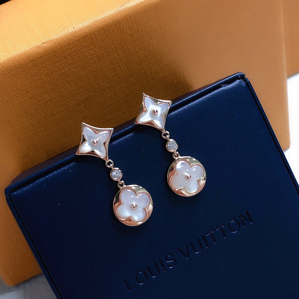 Clover Stud Earrings in Rose-Gold-Tone – Rose Gold Detail – Design 002 close-up detail