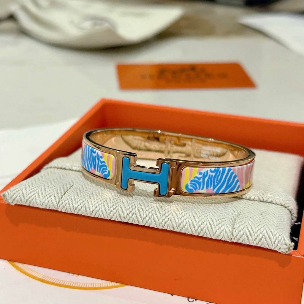 Horse Bangle in Gold-Tone – Enamel Detail – Design 011 detail view