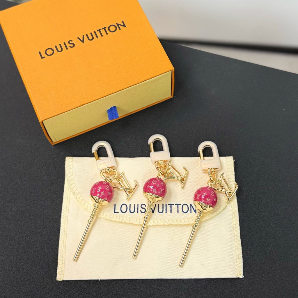 Letter Emblem Keychain – Design 005 detail view