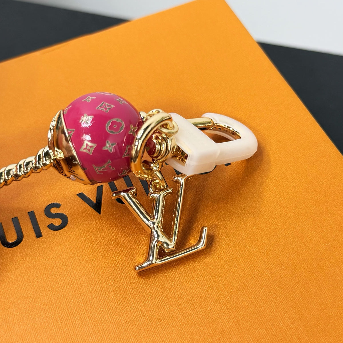 Letter Emblem Keychain – Design 005 main product view
