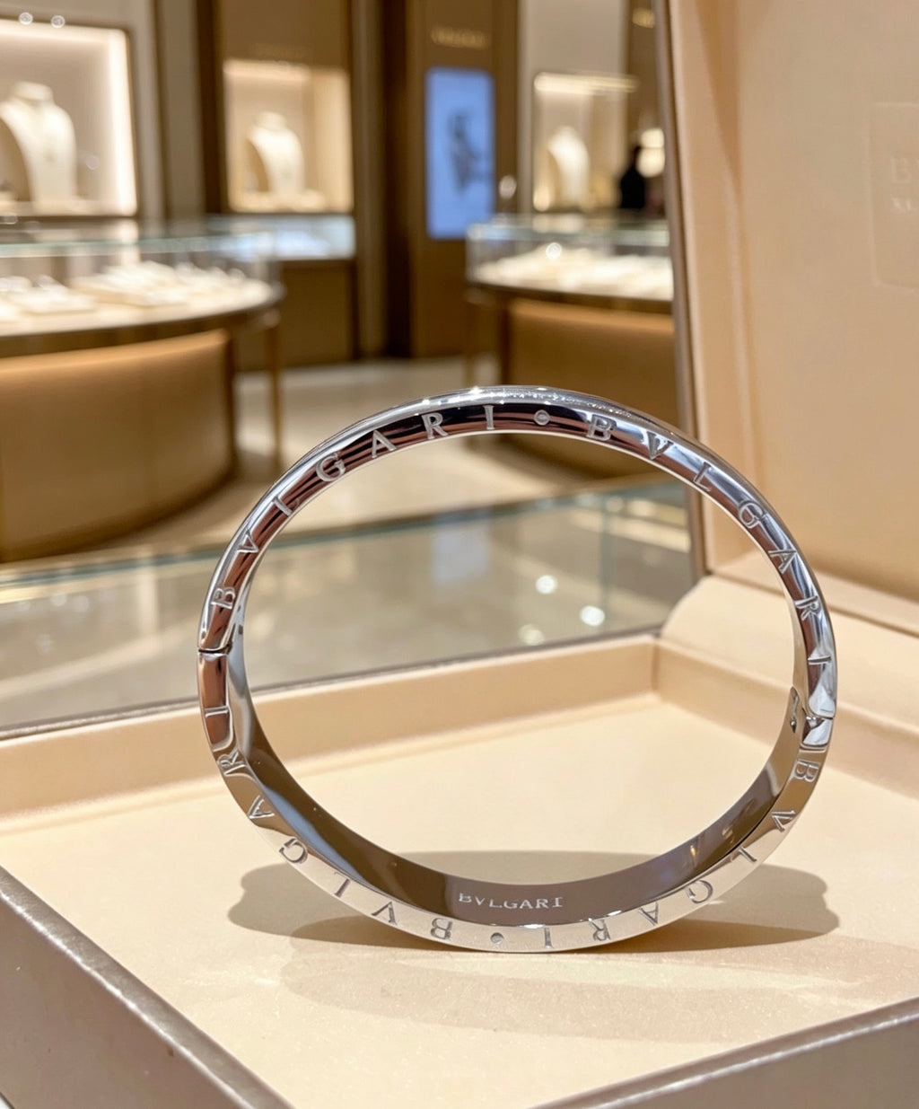 Serpentine Bangle in Polished Metal-Tone – Serpentine Detail – Design 010 front product view
