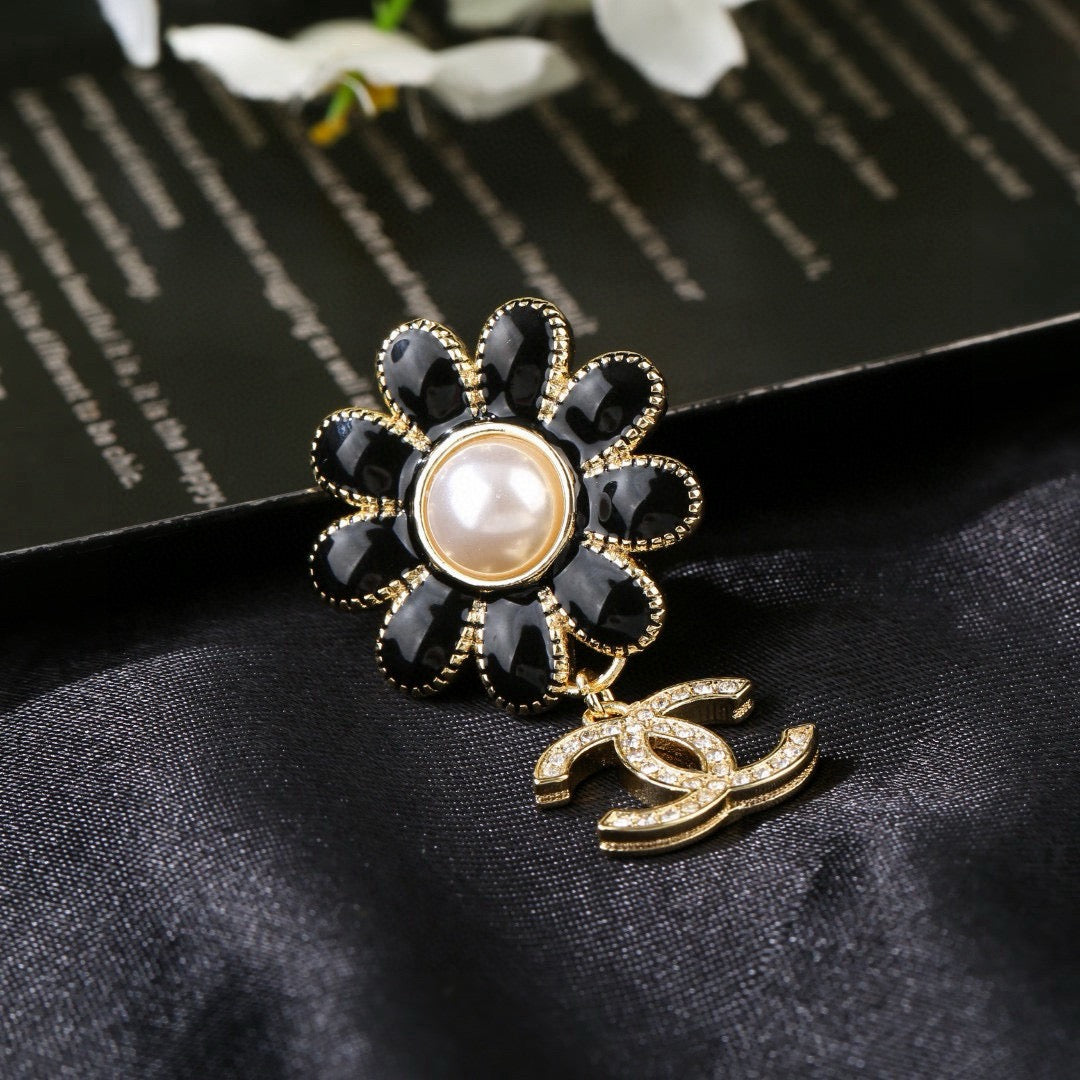 Double-C Emblem Brooch in Polished Metal-Tone – Design 025 close-up detail