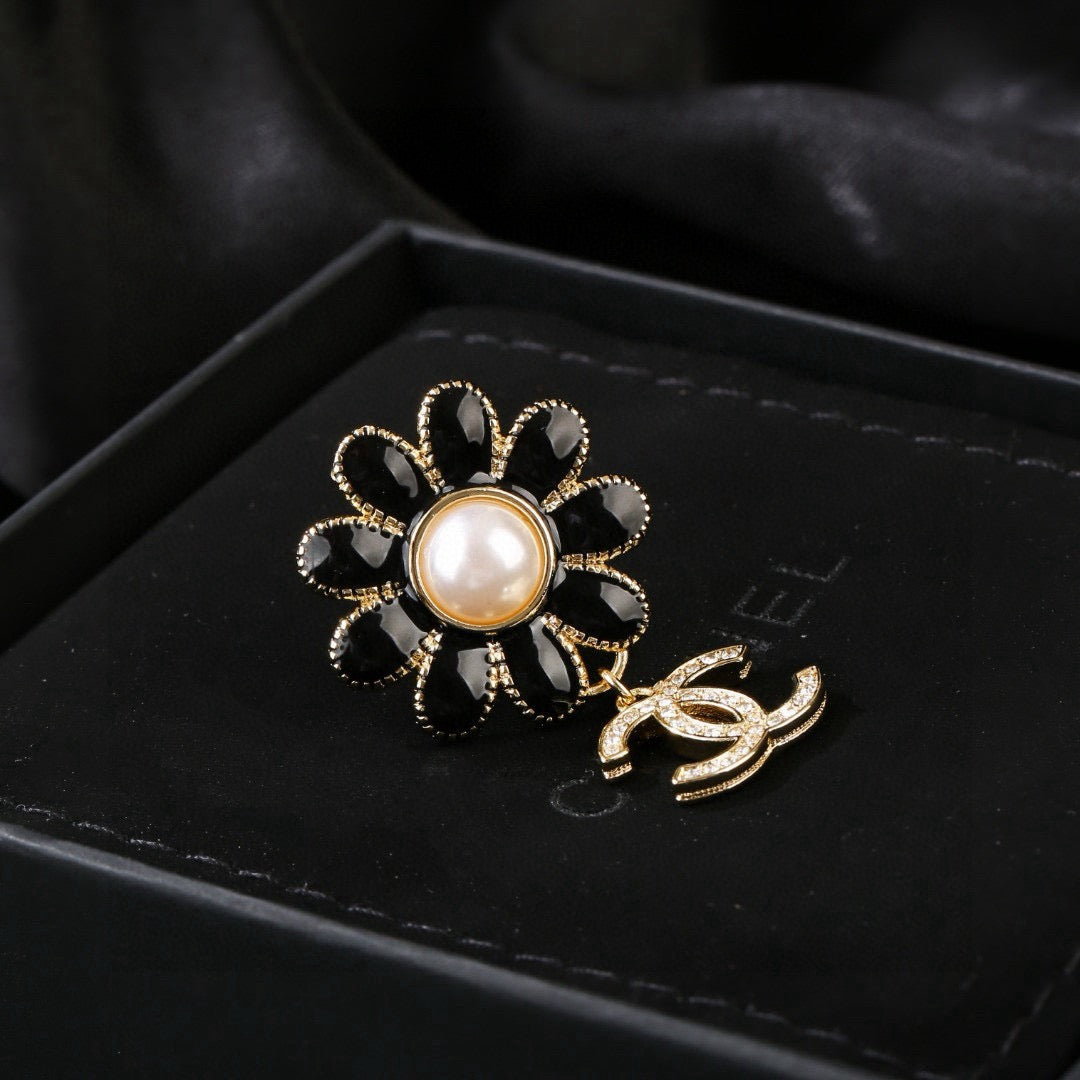 Double-C Emblem Brooch in Polished Metal-Tone – Design 025 side detail