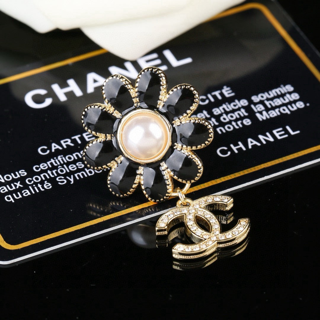 Double-C Emblem Brooch in Polished Metal-Tone – Design 025 detail view
