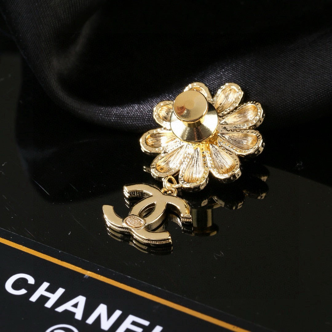 Double-C Emblem Brooch in Polished Metal-Tone – Design 025 main product view