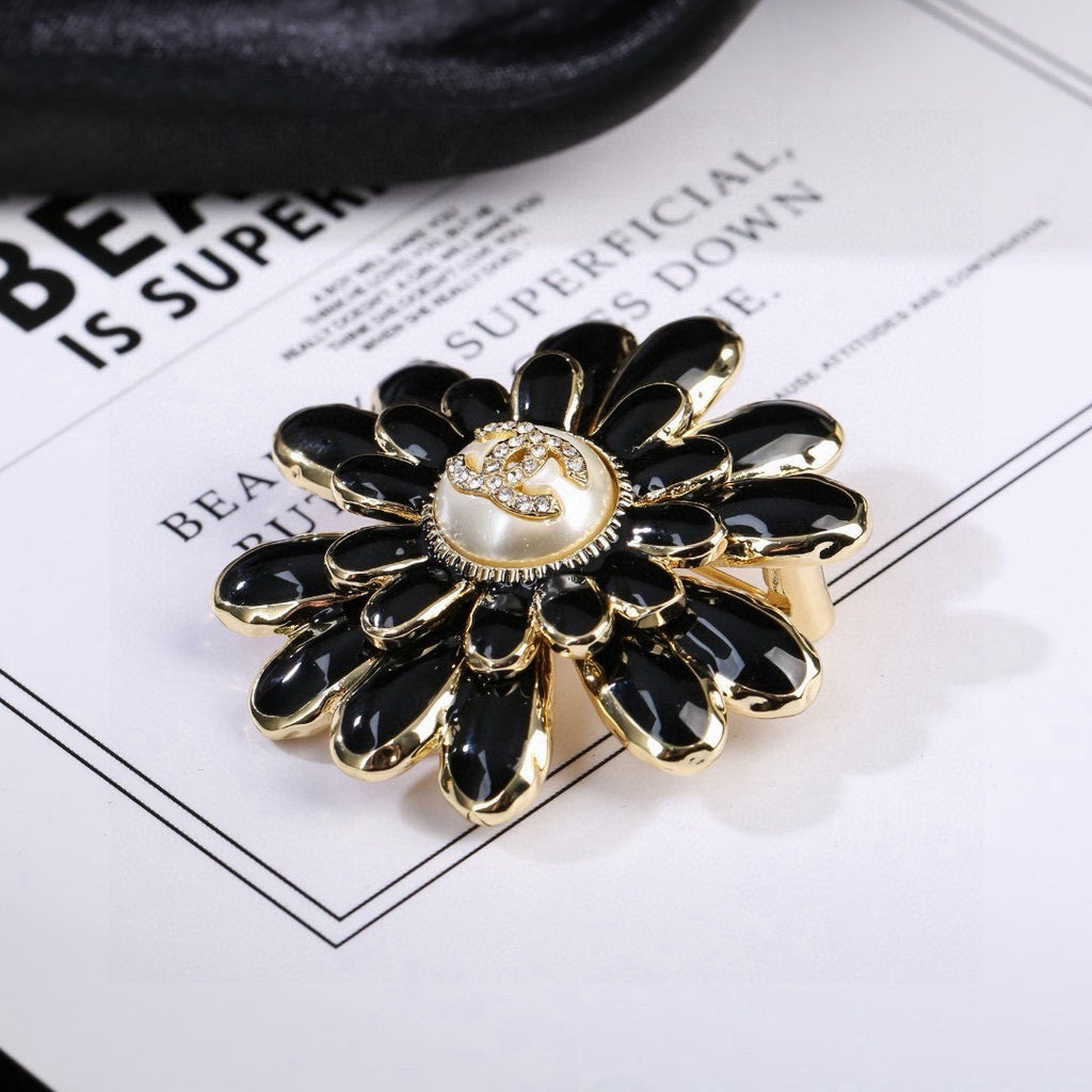 Pearl Brooch in Polished Metal-Tone – Pearl Detail – Design 004 close-up detail