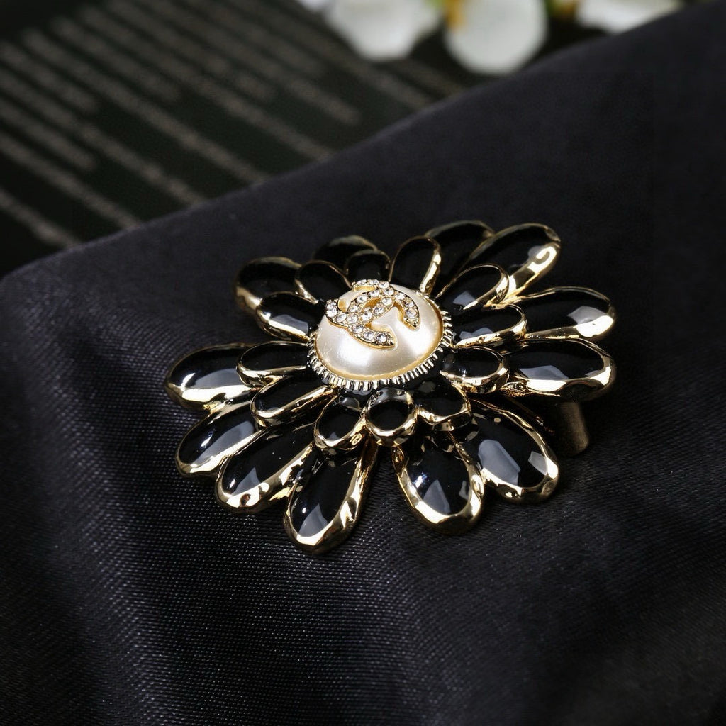 Pearl Brooch in Polished Metal-Tone – Pearl Detail – Design 004 styled product view