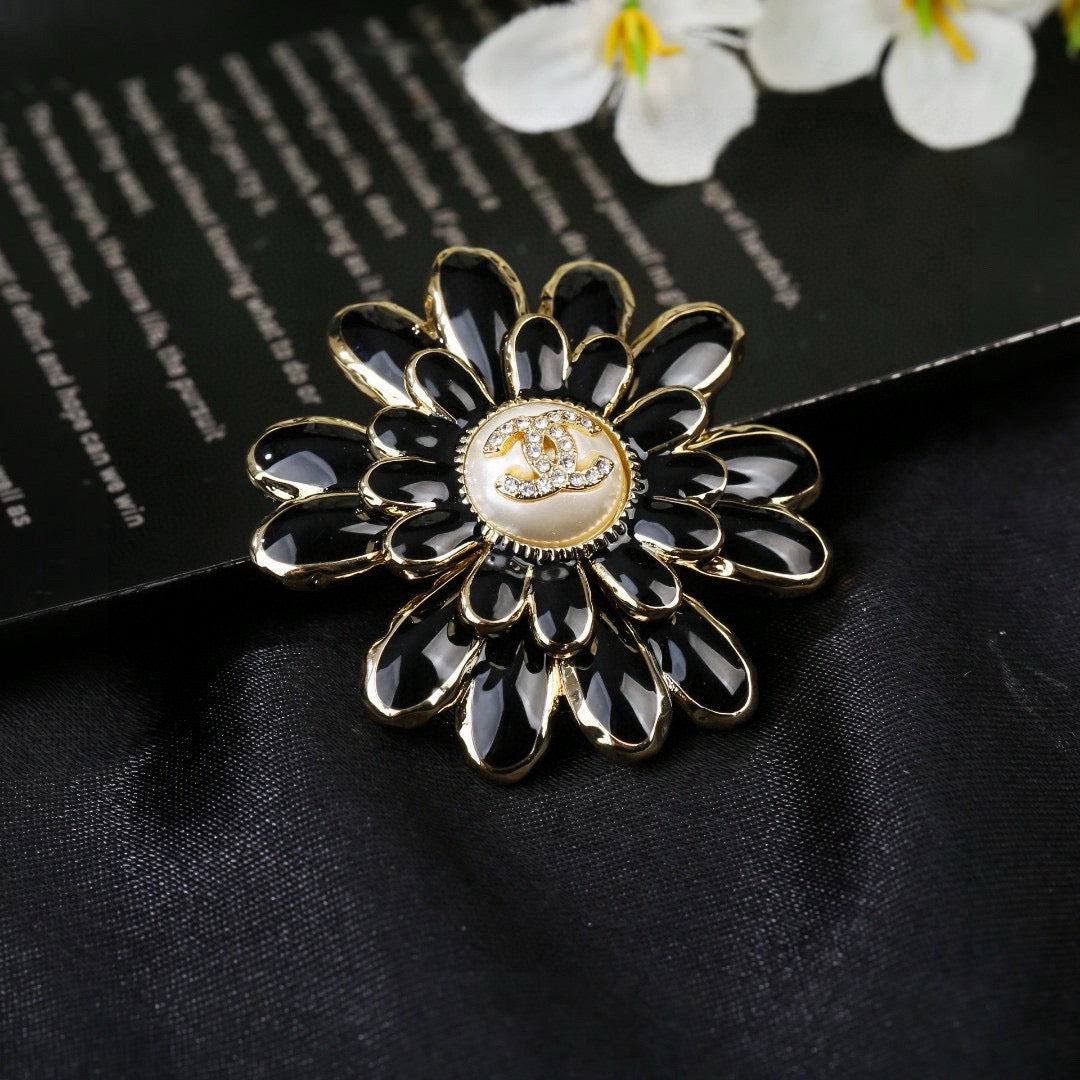 Pearl Brooch in Polished Metal-Tone – Pearl Detail – Design 004 main product view