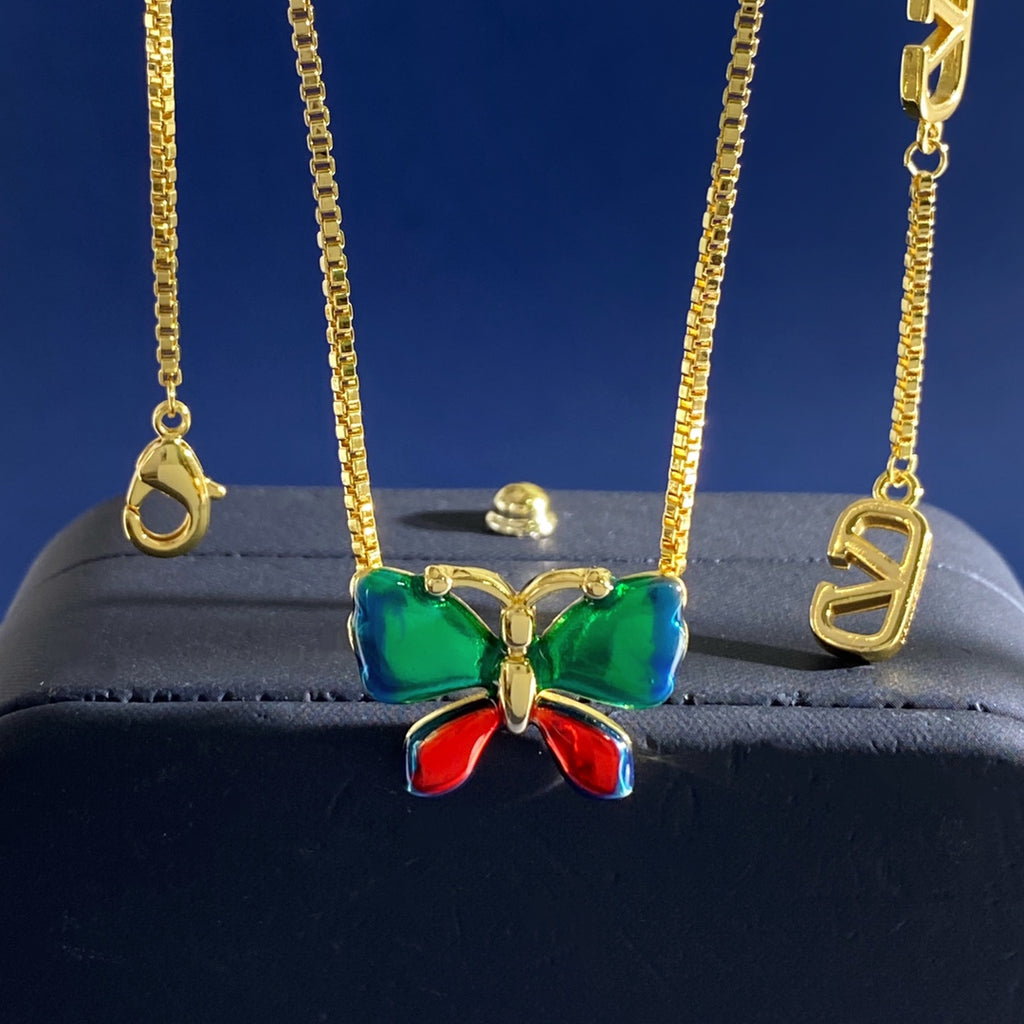 V Emblem Long Pendant Necklace – Design 01 side detail