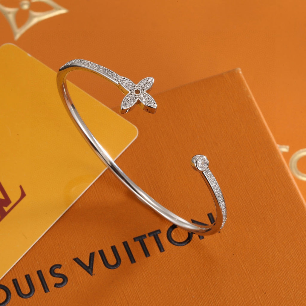 Clover Bangle in Polished Metal-Tone – Clover Detail – Design 010 main product view