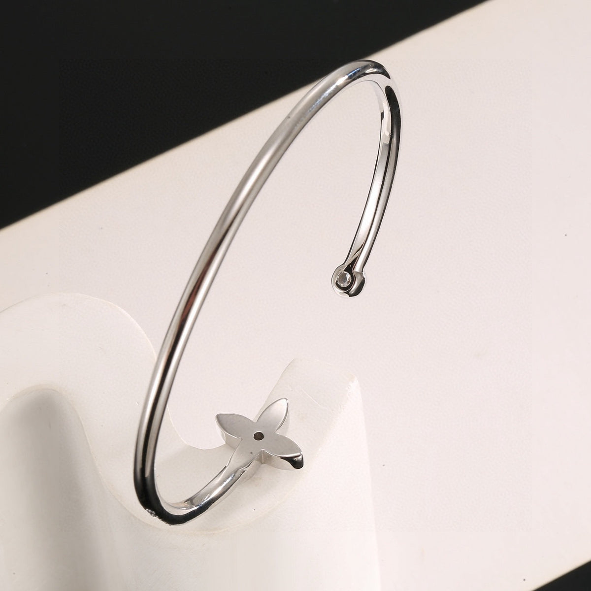 Clover Bangle in Polished Metal-Tone – Clover Detail – Design 010 side detail