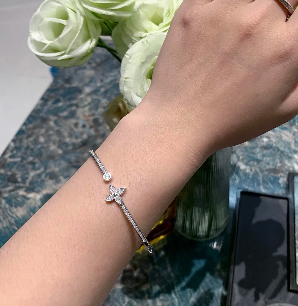 Clover Bangle in Polished Metal-Tone – Clover Detail – Design 010 close-up detail