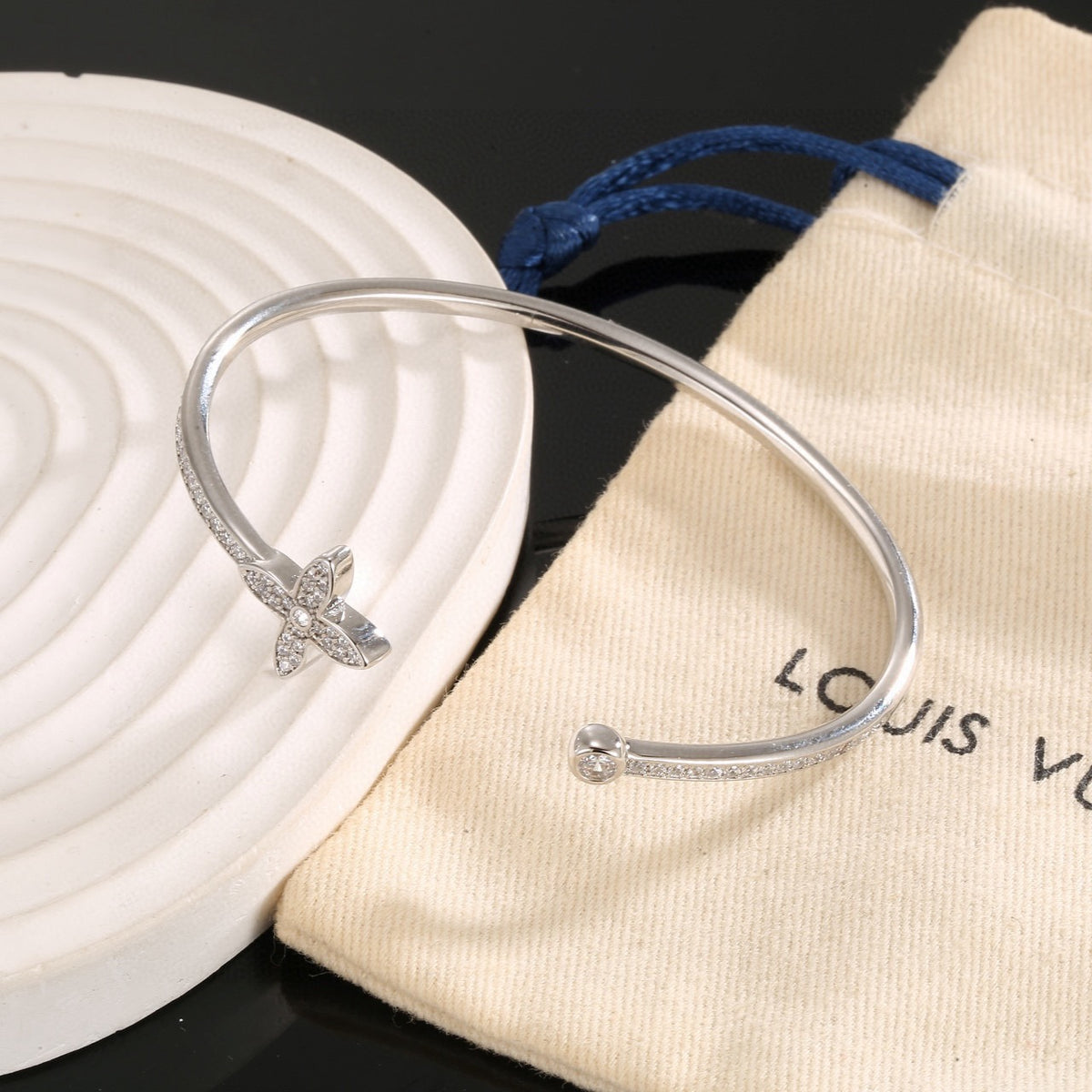 Clover Bangle in Polished Metal-Tone – Clover Detail – Design 010 front product view