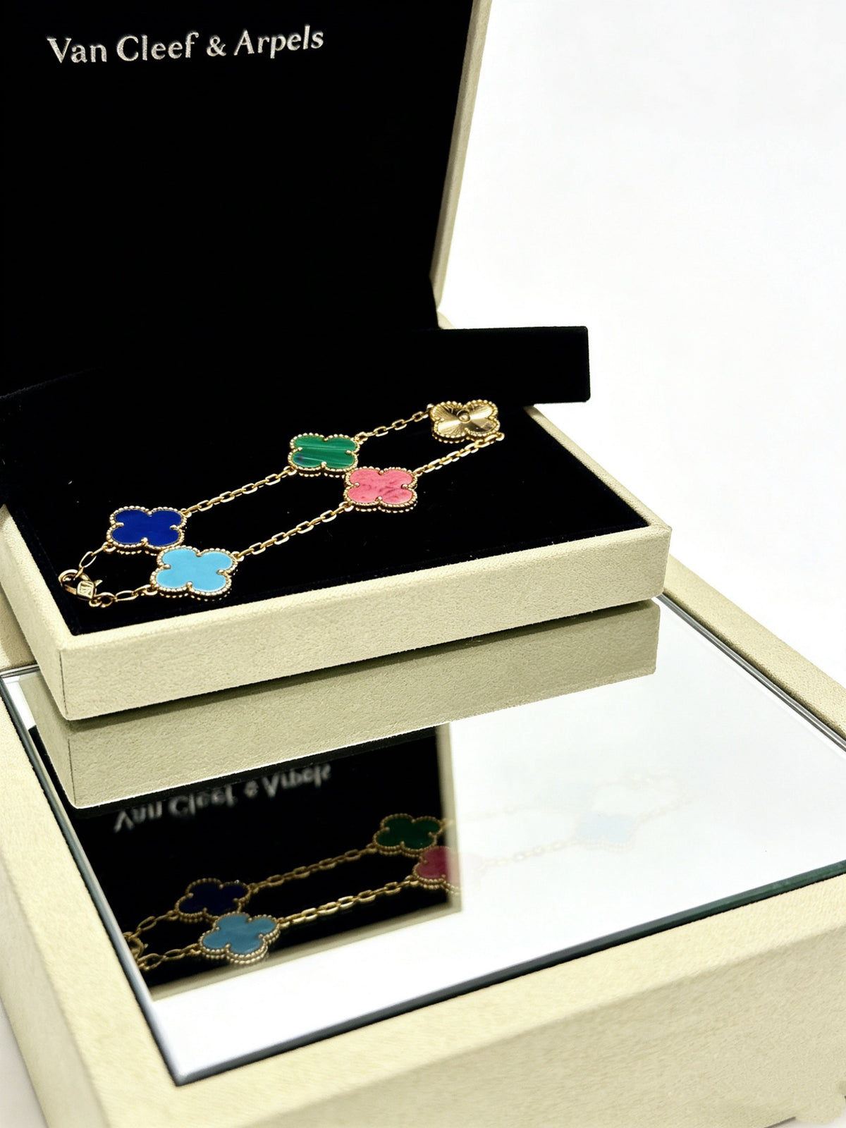 Clover Bracelet in Polished Metal-Tone – Multicolor – Design 16 close-up detail