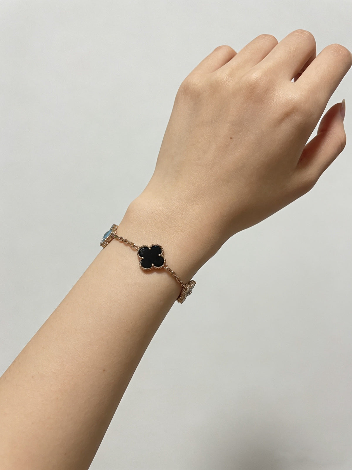 Clover Bracelet in Polished Metal-Tone – Multicolor – Design 11 side detail