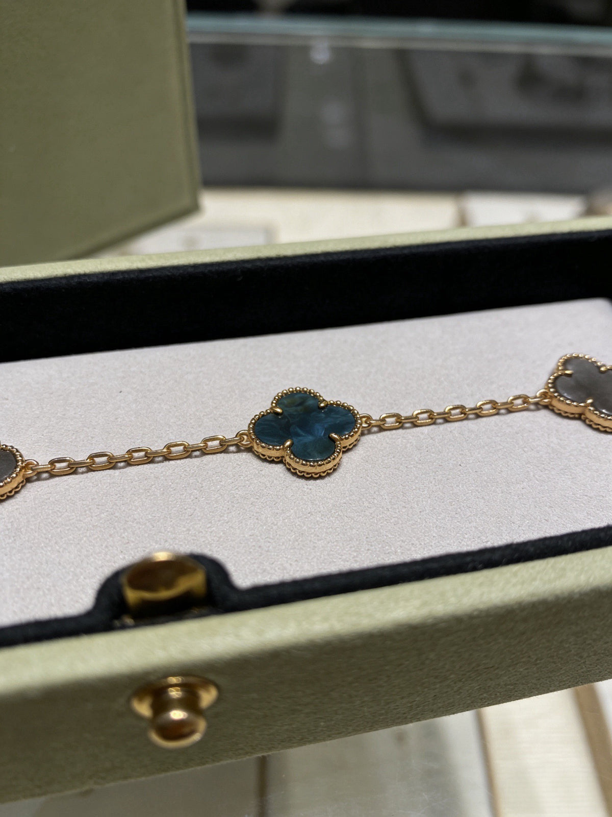 Clover Bracelet in Polished Metal-Tone – Multicolor – Design 03 close-up detail
