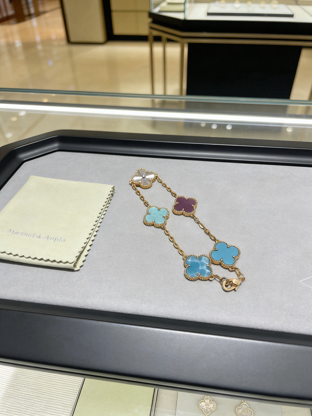 Clover Bracelet in Polished Metal-Tone – Multicolor – Design 02 detail view