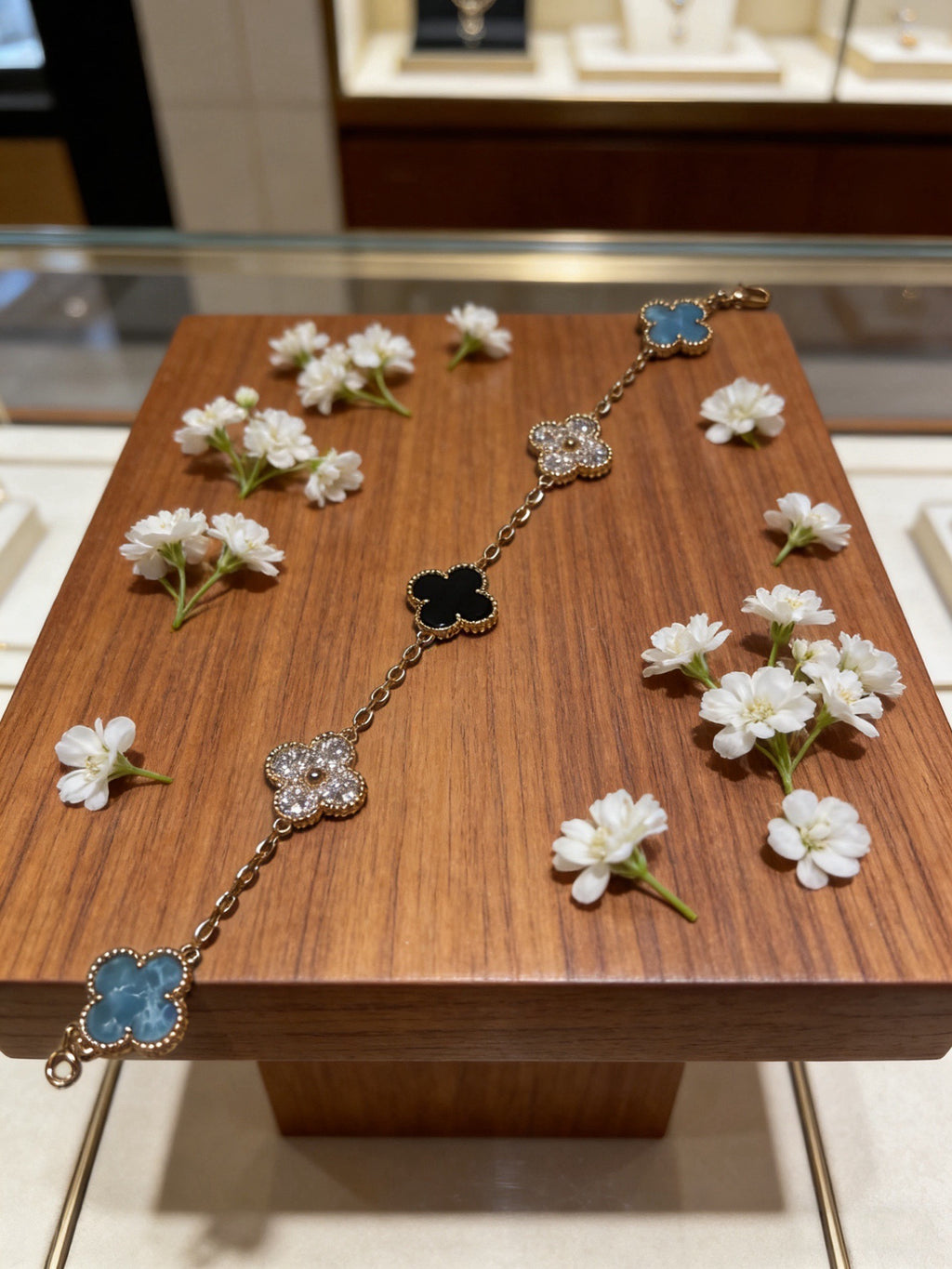 Clover Bracelet in Polished Metal-Tone – Multicolor close-up detail