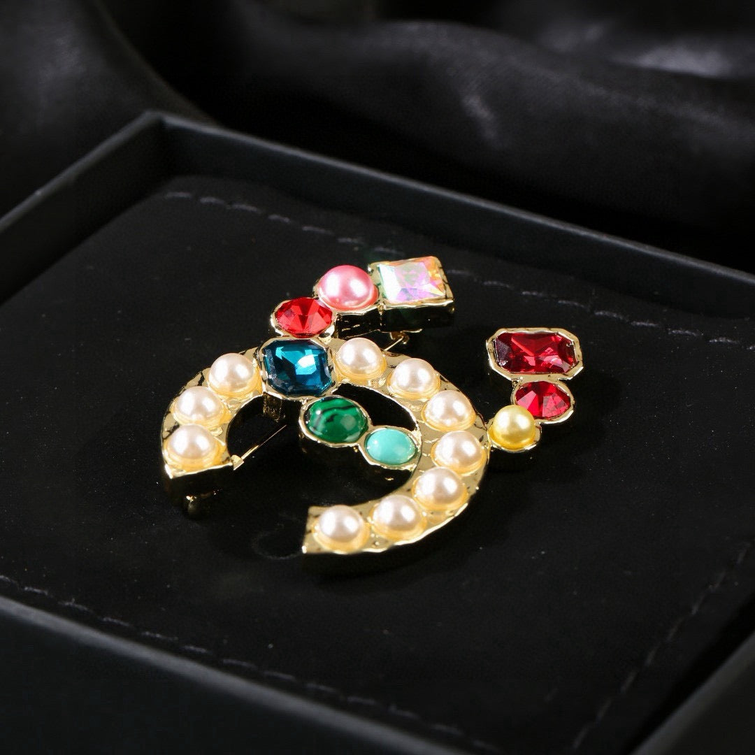 Double-C Emblem Brooch in Polished Metal-Tone – Pearl Detail – Design 005 close-up detail