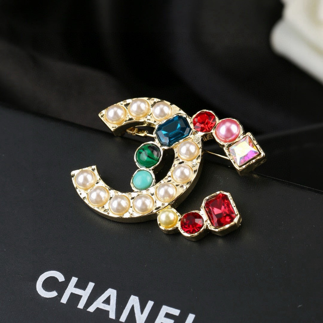 Double-C Emblem Brooch in Polished Metal-Tone – Pearl Detail – Design 005 side detail