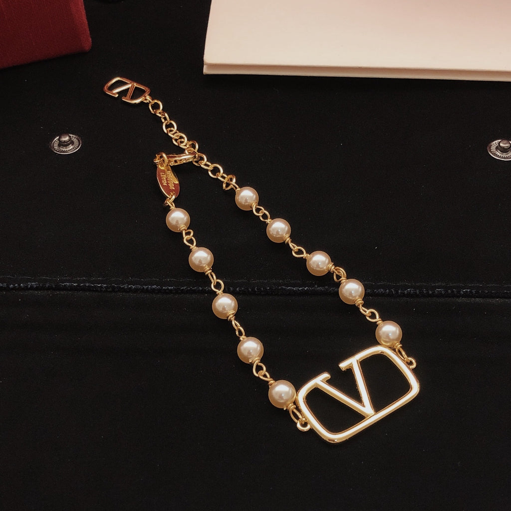 Signature Emblem Bracelet in Gold-Tone – Design 07 detail view