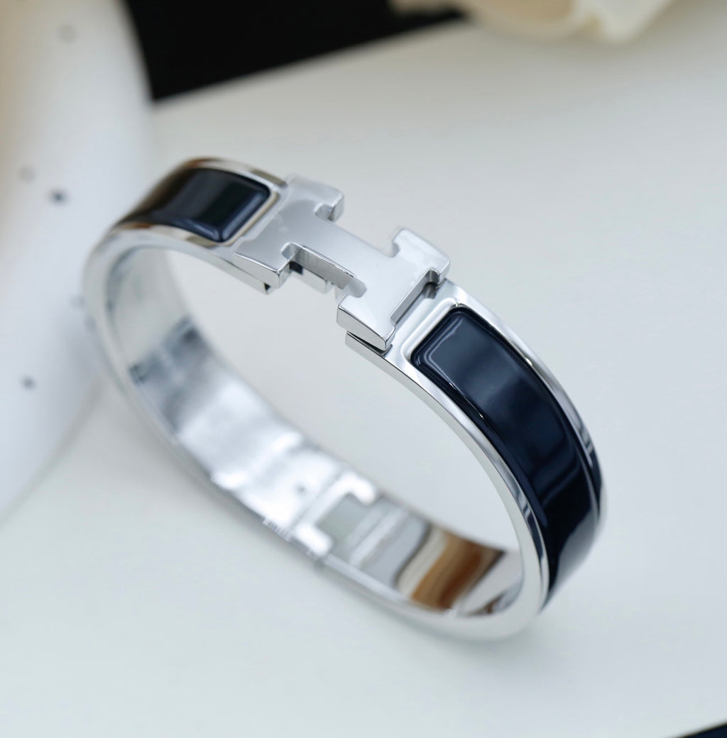 Horse Bangle in Polished Metal-Tone – Design 011 side detail