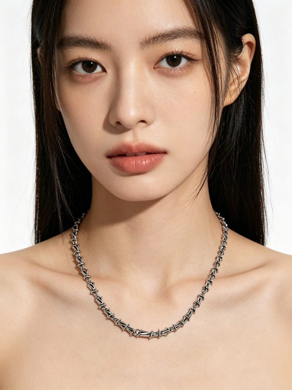 Chain Pendant Necklace in Silver-Tone – Design 016 side detail