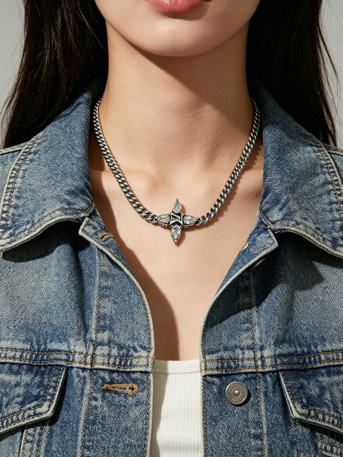 Chain Pendant Necklace in Silver-Tone – Design 014 side detail