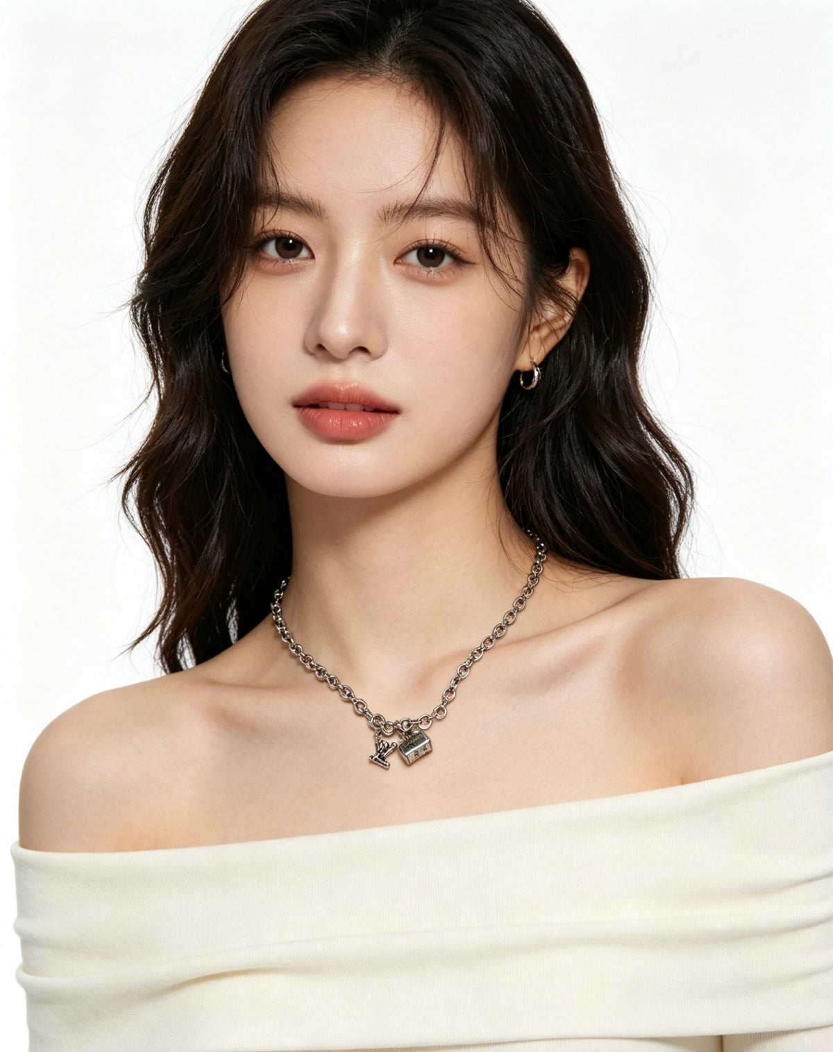 Chain Pendant Necklace in Silver-Tone – Design 012 close-up detail