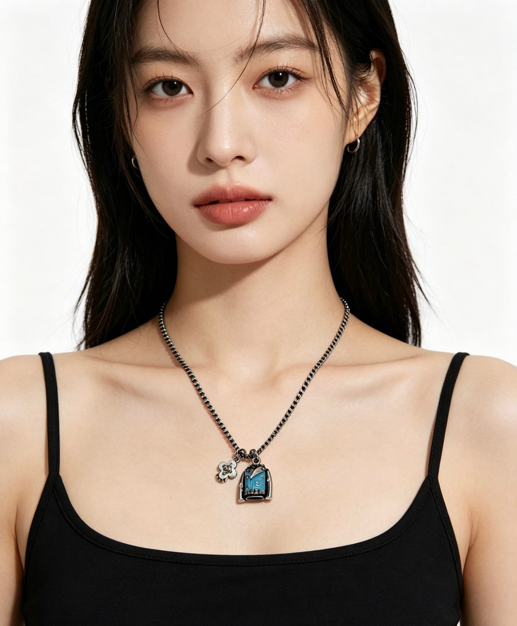 Chain Pendant Necklace in Silver-Tone – Design 009 close-up detail
