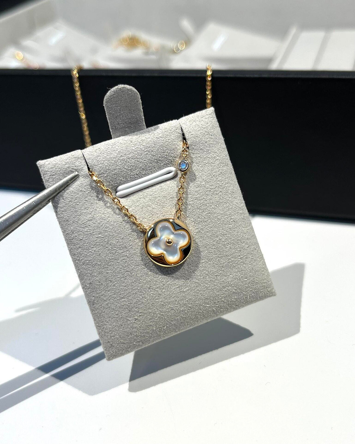 Round Pendant Necklace in Polished Metal-Tone – Design 002 side detail