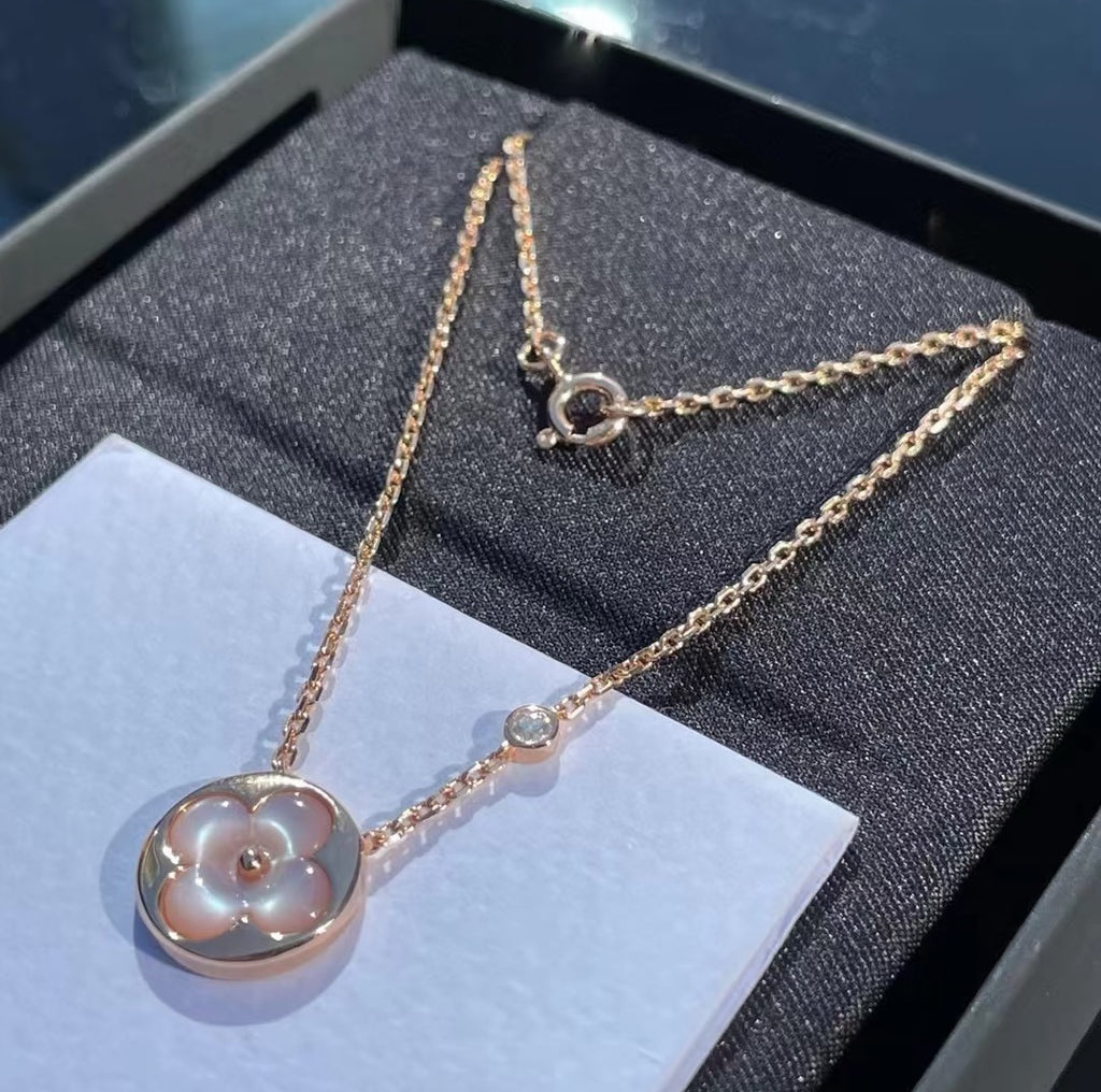 Round Pendant Necklace in Polished Metal-Tone – Design 001 detail view