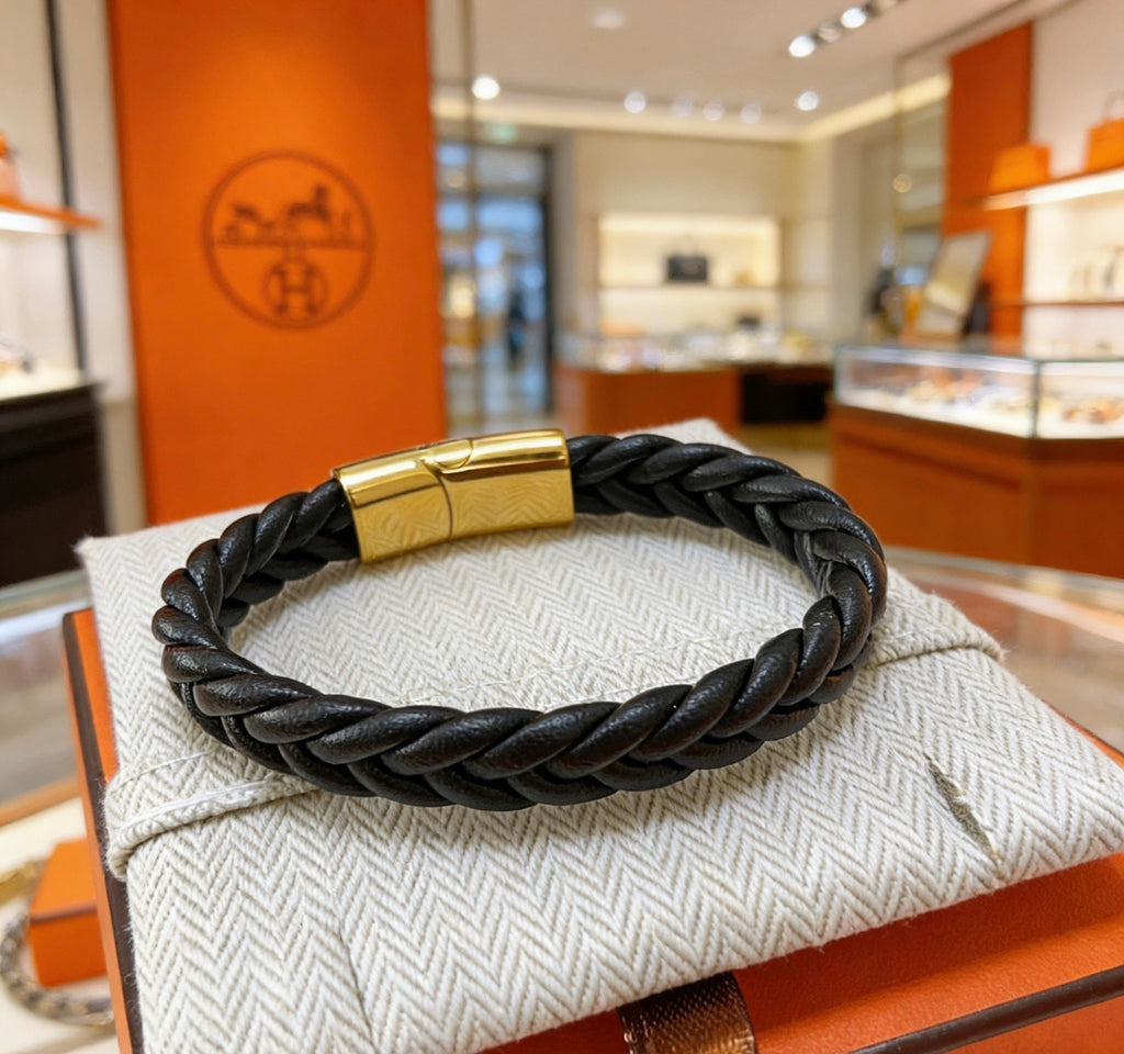 Horse Bangle in Gold-Tone – Design 024 close-up detail