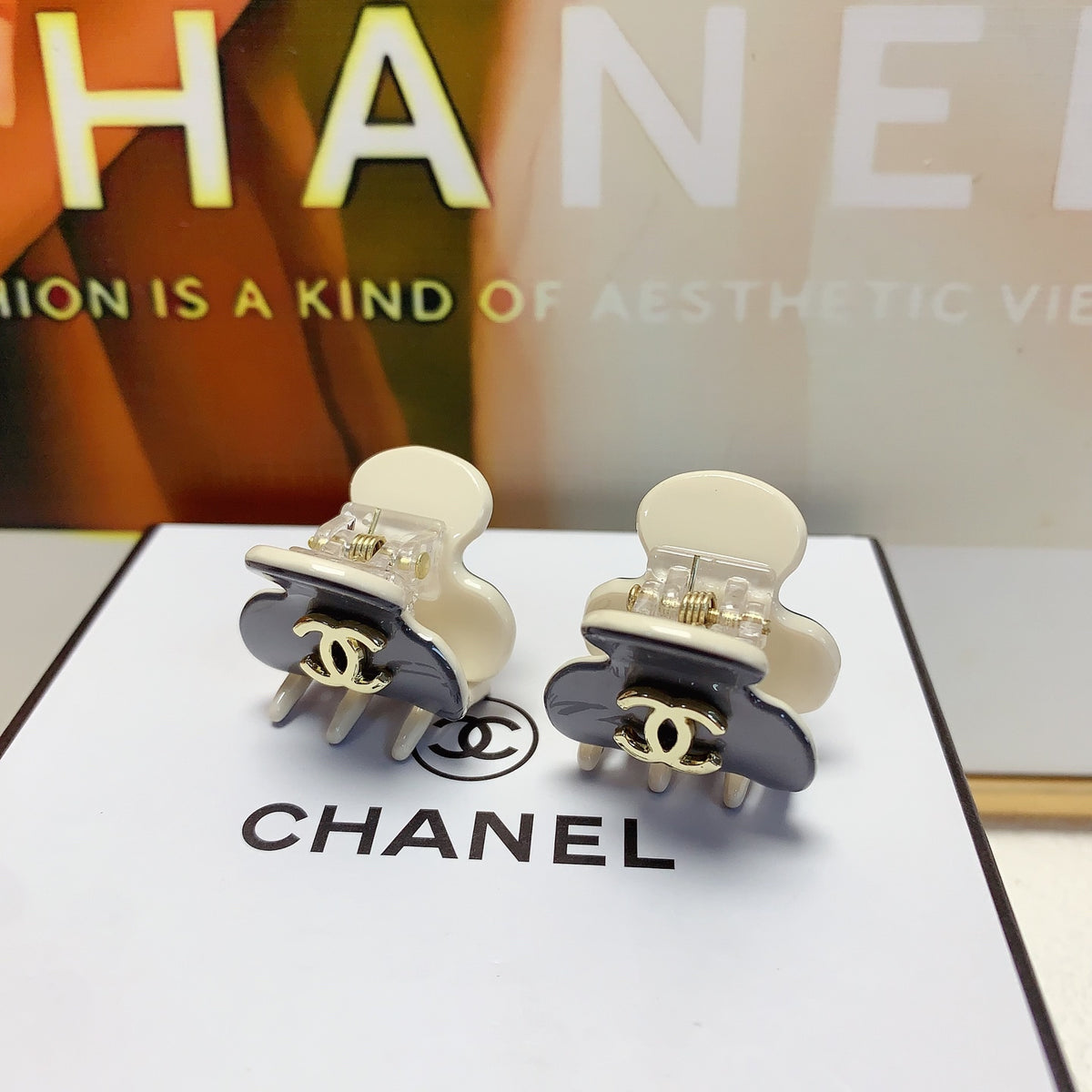 Signature Emblem Hair Clip – Design 006 front product view