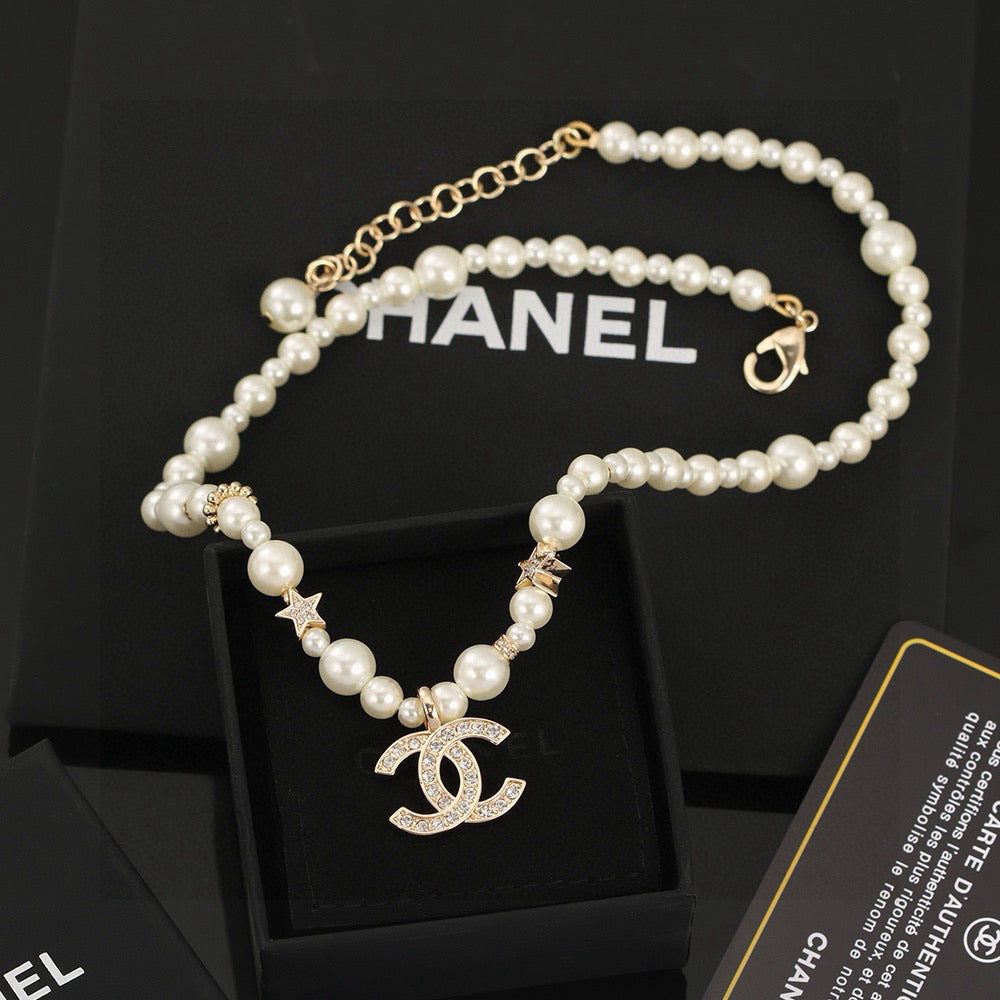 Pearl Pearl-Detail Pendant Necklace – Pearl Detail – Design 034 close-up detail