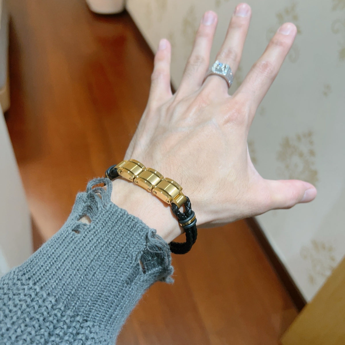 Horse Bangle in Gold-Tone – Design 026 detail view