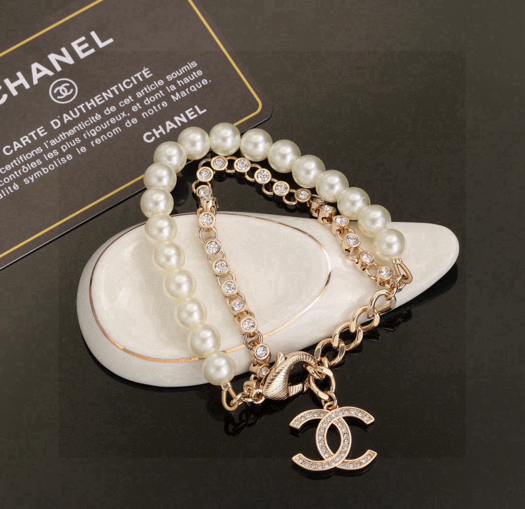 Pearl Bracelet in Polished Metal-Tone – Pearl Detail – Design 004 front product view