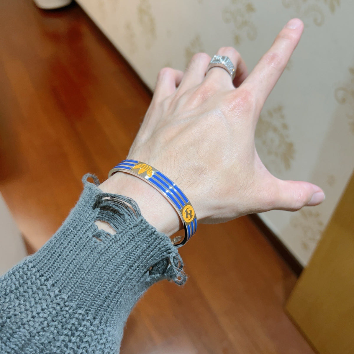 Double-G Emblem Bangle in Polished Metal-Tone – Design 027 detail view