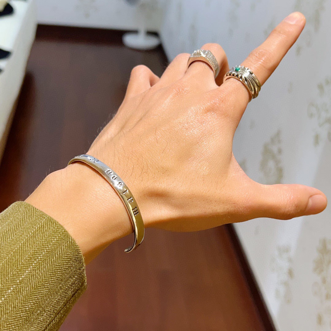 Double-G Emblem Bangle in Silver-Tone – Vintage Detail – Design 010 detail view