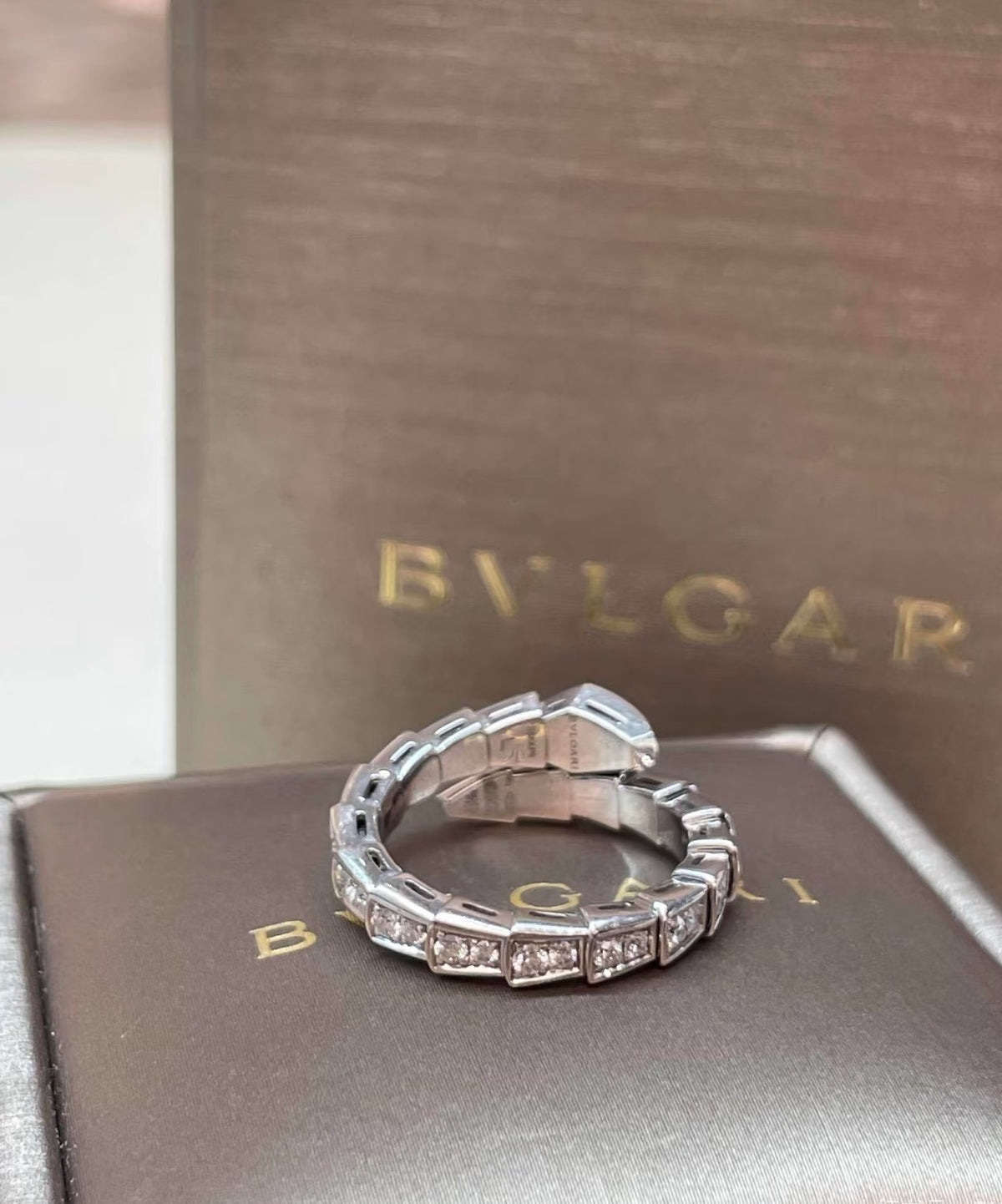 Serpentine Statement Ring in Rose-Gold-Tone – Rose Gold Detail – Design 002 close-up detail